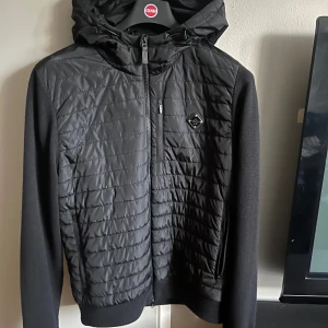 J.Lindeberg cardigan  - Säljer en mycket fin cardigan från J.Lindeberg som är perfekt nu när de börjar bli lite kallare ute. Nypriset ligger på 3300 kr. Det är storlek L på jackan men skulle säga att den sitter som en M. Skriv om ni vill ha fler bilder eller har funderingar