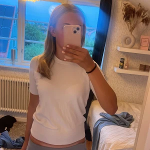 Stickad t-shirt - Vit stickad t-shirt från zara. Säljer eftersom den inte kommer till användning. Nästan helt oanvänd. Köptes för 300. Storlek S men passar xs