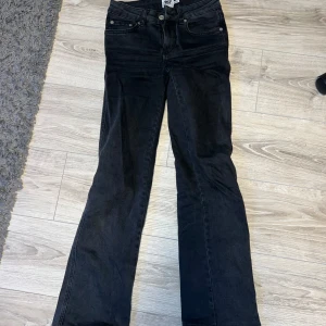 Svarta Jenas  - Ett par fina svarta lågmidjade bootcut jeans från lager 157. Dem har två knappar på baksidan.  Dem ser helt nya ut och är absolut inte utslitna.