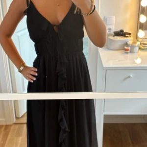 Lång Klänning - långklänning från Gina tricot i storlek S som jag använt en gång 💓