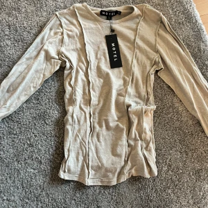 Motel Rocks Beige Topp - Den här är en as cool långärmad tröja som jag har köpt ett tag sen en storlek för liten… Den här är storlek xs. Jätte skön och från Motel Rocks i England. Skriv om ni är intresserade😍
