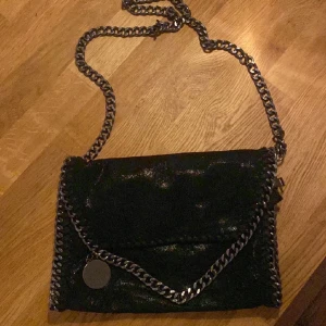 Stella McCartney liknande väska  - Säljer inte för 100!! Köpt på Dressy för 499 och den är oanvänd! Vill gärna byta mot en annan väska! Kolla bild 3,4 och 5 för att se va ja kan byta emot💗