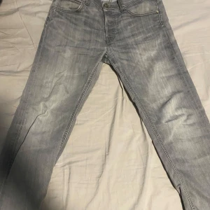 Lee Jeans - Lee Jeans i bästa skick möjligt  Storlek: 33 S/M passar lika bra till både Pris: 250