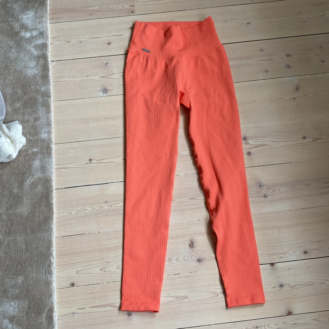 Ribbade korallfärgade Aim’n byxor
