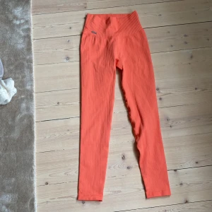 Ribbade korallfärgade Aim’n byxor - Aldrig använda, väldigt bra skick, normal i storleken, byxorna är även ribbade