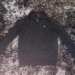 Gant zip - Gant tröja i storlek S säljer pga att den har blivit för liten bra skick 