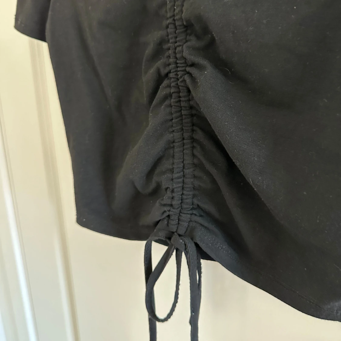 Svart och vit kortärmad topp med knyt - 90