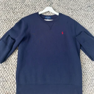 Raplh lauren sweatshirt - säljer nu denna riktigt snygga raffe sweatshirten i strlk 14-16y men är som herr xs! Är helt ny och aldrig använd, köpt för ca 1200kr!  Hör gärna av er vid intresse🙌🏽🙌🏽