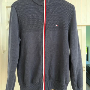 Tommy Hilfiger Helzip - Hilfiger kofta/helzip i strl M, den är i bra skick utan skavanker.