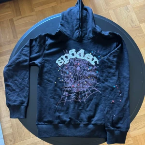 Sp5der Hoodie - Helt oanvänd storlek L. Hör av er vid frågor/funderingar!
