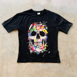 Defacto t-shirt  - En cool t-shirt i storlek XS🤩🤩 Mycket bra skick!! Ny pris ligger ungefär på 500kr💸💸 Säljer den för 200kr🤑🤑 Hör av er ifall ni har den minsta fundering om t-shirten eller om priset!🥳🥳🎂