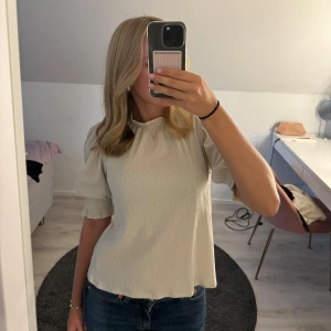 Blus Lindex  - Blus ifrån Lindex, storlek xs. Säljer då denna heller inte används!!