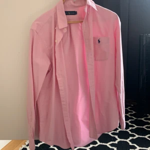 Ralph lauren skjorta  - Jätte fin raffe skjorta i storlek m funkar även för L   Knappt använd skick 9/10