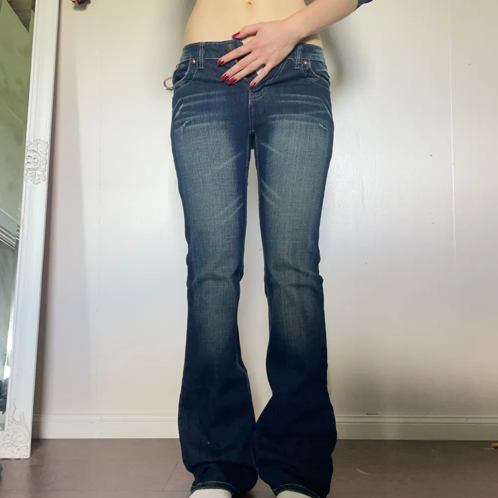 Innerbenslängd: 83 cm Ytterbenslängd: 87 cm Midja tvärsöver: 34 cm Ben mynning: 21 cm. Jeans & Byxor.