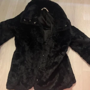 Päls kappa - Fin pälskappa i jättebra skick, är i storlek 140 därav för barn eller korta😊 pris går Att disskutera