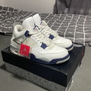 JORDAN 4 RETRO "MIDNIGHT NAVY" - Jordan 4 storlek 42 jag har använt dem ett par gånger men dem är fortfarande i gott skick. Har inte originala boxen och kvittot eftersom jag har gjort ett byte med en kompis.  Nypris 4000kr 