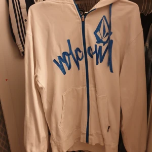 Y2k volcom skate zip up - Cool zip up hoodie från volcom. Det står att den är xs men passar mig som ungefär en medium.