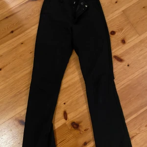 Bikbok kostym - Snygg kostym byxor men tyvärr för små, använda men fint skick sitter som en smäck!  Nypris 300