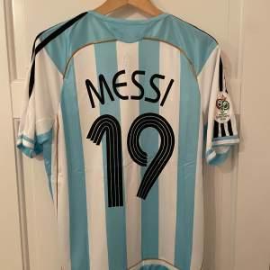 Säljer en fotbollströja från Argentina med Messi #19 på ryggen. Tröjan är en reprint. Storlek: M. Ansvarar ej för postens slarv. Endast handtvätt gäller, gnugga ej på blöta prints.