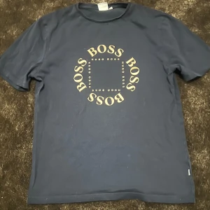 Hugo boss tröja - Säljer denna tvärfeta hugoboss tröja eftersom den inte används längre och är för liten. Skulle säga att den passar för folk runt 150-160 Mitt pris: 219kr Nytt skick och är slim fit skulle jag säga, kom privat för frågor eller mer bilder!✌🏻💯