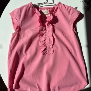 Rosa räfflad top - Materialet är ett skönt och svalkande under sommaren med 55% bomull. 
