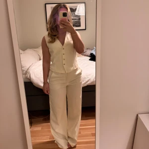Zara Väst med byxa (set)  - Väst i linne & Byxa i linne. || Ett superfräscht set som tyvärr inte kommer till användning & som aldrig använt! Slutsålt på Zara. Nypris för väst 👉🏼429kr .Nypris för byxan 👉🏼 559kr . Säljs för 500 totalt || Färgen är ”vanilj”, så lite beige/ cream vit