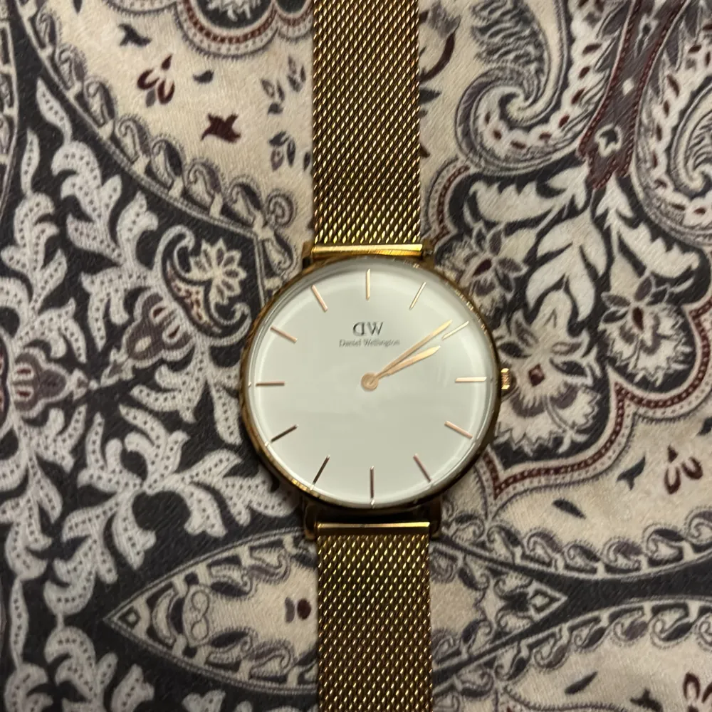 Daniel Wellington klocka i Rose färg. Slut på batterier men annars i fint skick.. Väskor.