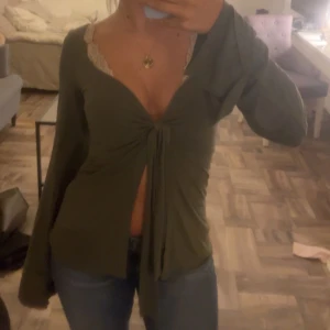 Design by si - Tröja med snöre man kan knyta. Pris kan diskuteras.