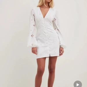 Vit klänning - Säljer denna fina klänning då den tyvärr var för stor på mig, köpt här på plick tidigare i nyskick! Storlek 38