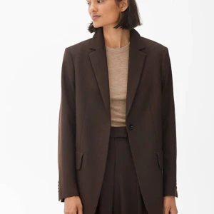 Brun blazer Arket - Brun wool hopsack blazer från Arket🤎 Stl 34, endast använd 1 gång. Köpt för 1700 kr