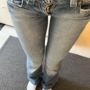 Skitsnygga lågmidjade bootcut jeans  - Midjemått: 36cm  Innerbenslängd: 89cm  Säljer dessa supersnygga lågmidjade bootcut jeans i väldigt bra skick, har snygga slitningar och är inköpta så. Kom privat vid funderingar💕🫶🏻