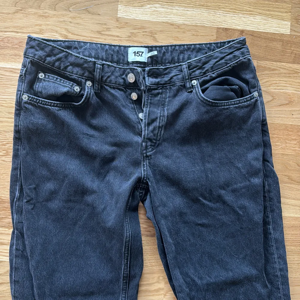 Säljer mina mörk gråa jeans från lager 157 i storlek L. Modellen heter Icon. Byxorna är långa på mig som är 178cm. Använt dom ett fåtal gånger.. Jeans & Byxor.