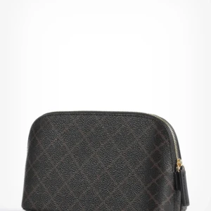 Sminksväska i brun med mönster. Inplastad oanvänd - Denna makeupväska från By Malene Birger i en djup mörkbrun nyans är den perfekta kombinationen av stil och funktionalitet. Tillverkad av elegant konstläder med subtil logotyputskrift, ger den en lyxig känsla samtidigt som den är lätt och smidig att h