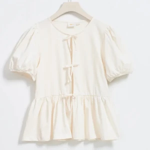 Söt knyttopp i nyskick  - Jättesnygg topp i storlek 170 men passar mig perfekt som är 162, endast testad så inga defekter! 