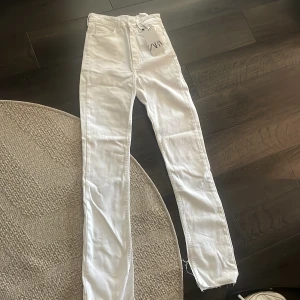 Bootcut jeans - Helt nya aldrig användt pågrund av att dom är lite för stora. Jätte fina annars🫶🏽💗