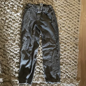 Grunt jeans - Ett par riktigt snygga gråa jeans från märket grunt. Lite mer straight passform, vilket är riktigt trendigt nu. Perfekta för skolan nu i höst! Tveka inte att höra av er om frågor och andra bilder!  Mvh Manne 😃🙌