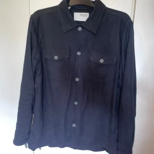 Selected Homme overshirt - Fet overshirt från Selected homme i linne material Knappt använd Storlek S passar M Skick 10/10   