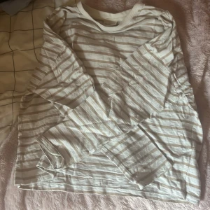 Randig Långärmad - Beige och hit långärmad tröja, lite tjockt material