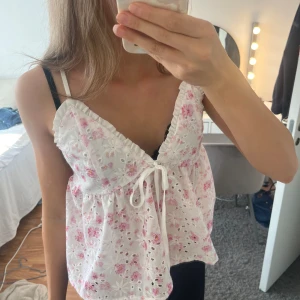 Fin blus med blommor  - Bra skick, endast använd fåtal gånger, storlek M men passar xs-s