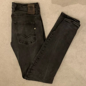 Replay Anbass - Säljer ett par riktigt feta replay jeans i modellen Anbass. De är hyperflex och är i mycket bra skick. Hör av er vid frågor eller funderingar. Kan tänka mig att gå ner i pris vid snabb affär