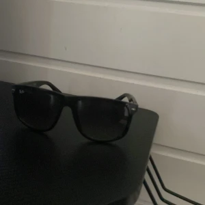 Ray-ban boyfriend - Säljer ett par ray-ban boyfriend solglasögon,svarta. Skicket är 10/10 dom är som nya, säljer dom för att dom kommer inte till användning, det kommer med nya putsdukar och fodral till glasögonen.