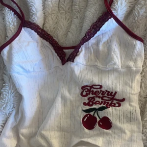 Linne - Gulligt linne med körsbärs detalj. Har endast använt den 3 ggr så därför säljer jag den ❤️ passar fint 