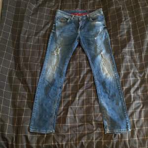 Tja, säljer nu ett par jeans från dsquared2. De är i storlek 50. Säljs pågrund av att de inte passar mig längre. De är i bra skick. 9/10. Skriv gärna om ni har frågor. Nypris runt 6000kr