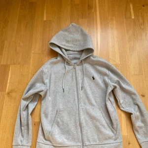 Ralph lauren zip - Säljer då den inte passar mig längre. Skriv för funderingar