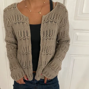 Stickad/virkad kofta - Kofta i virkat material, bra skick. 