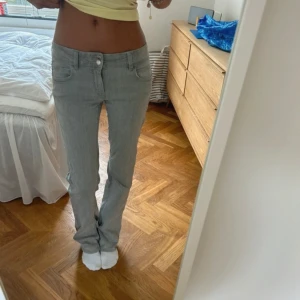 Lågmidjade utsvängda jeans - Slutsålda grå lågmidjade bootcut jeans från Gina❣️Använda fåtal gånger. Jag är 172 cm och de går precis ned till marken på mig. Kan tänka mig gå ned i pris vid snabb affär❤️ (Första två bilderna är lånade)