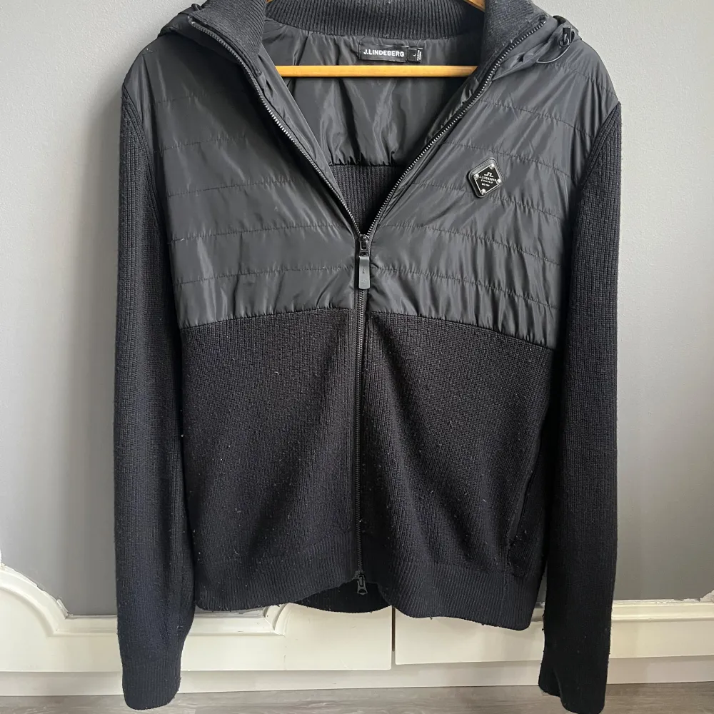 Säljer min J.Lindeberg cardigan för 2100kr den är i väldigt bra skick alltså knappt använd. Priset kan diskuteras vid snabb affär. Nypris på denna är 4000kr. Takit.