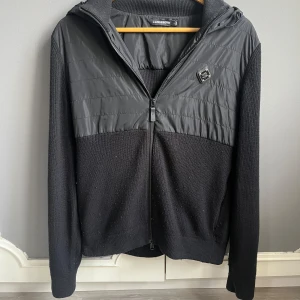 J.Lindeberg Cardigan - Säljer min J.Lindeberg cardigan för 2100kr den är i väldigt bra skick alltså knappt använd. Priset kan diskuteras vid snabb affär.  Nypris på denna är 4000kr