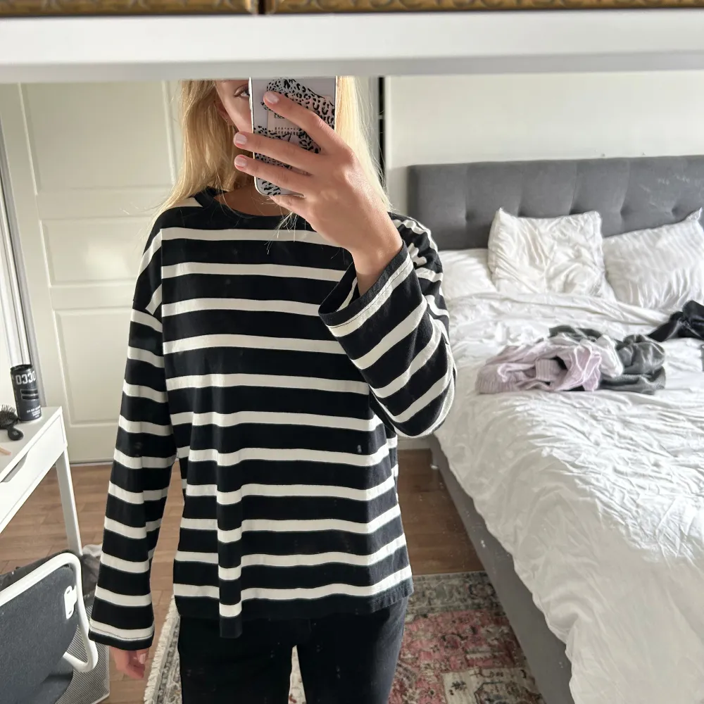 basic men fin randing långärmad topp från H&M 💕använts en del men inga defekter💕används inte längre av mig. Tröjor & Koftor.