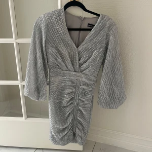 Glitter klänning  - Glitter klänning i silver köpt från Lavish Alice, endast använd en gång🤍 i jätte bra skick🫶🏼